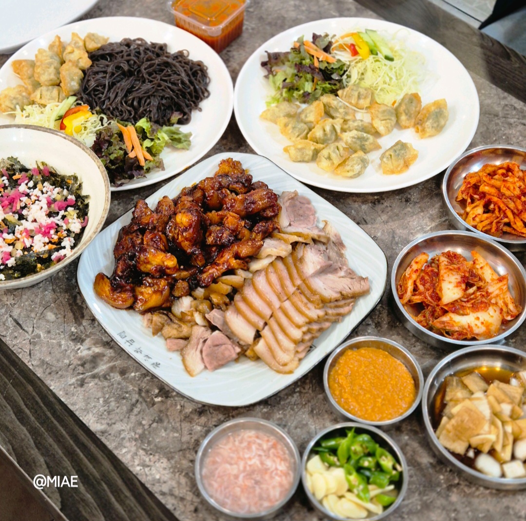 평화육남매왕족발 와룡점