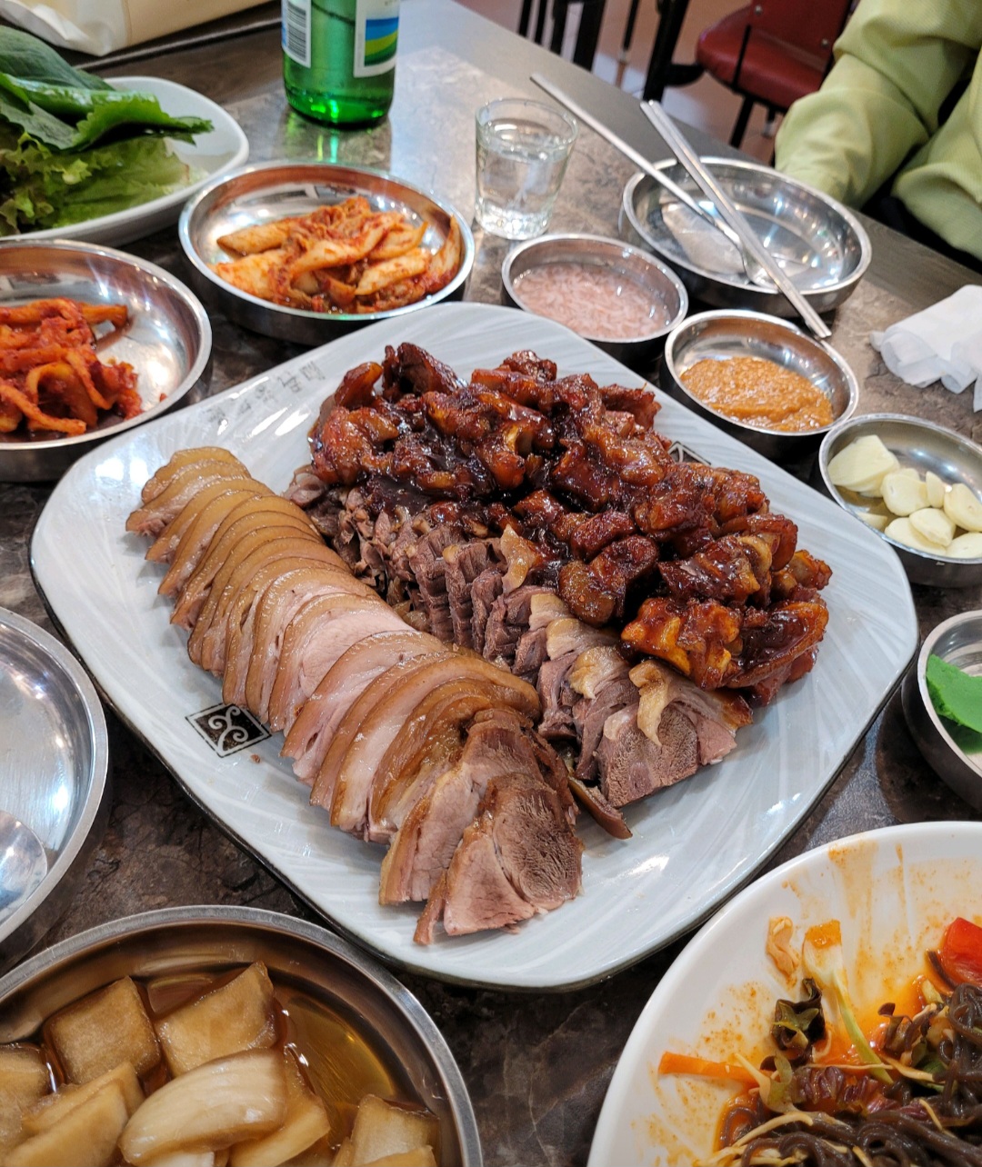 평화육남매왕족발 와룡점