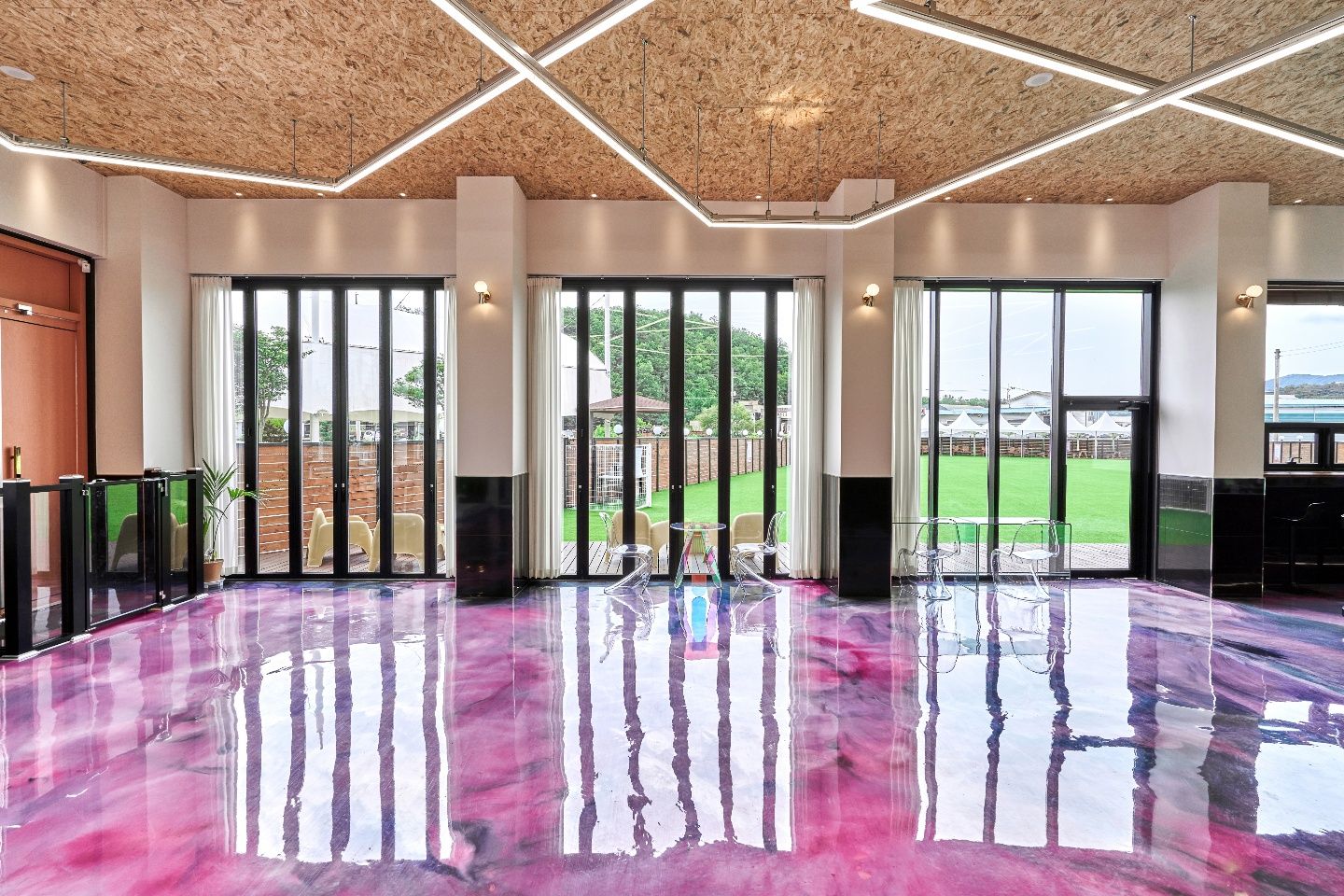 레오나르독 대형견 카페&대관운동장 대표 이미지