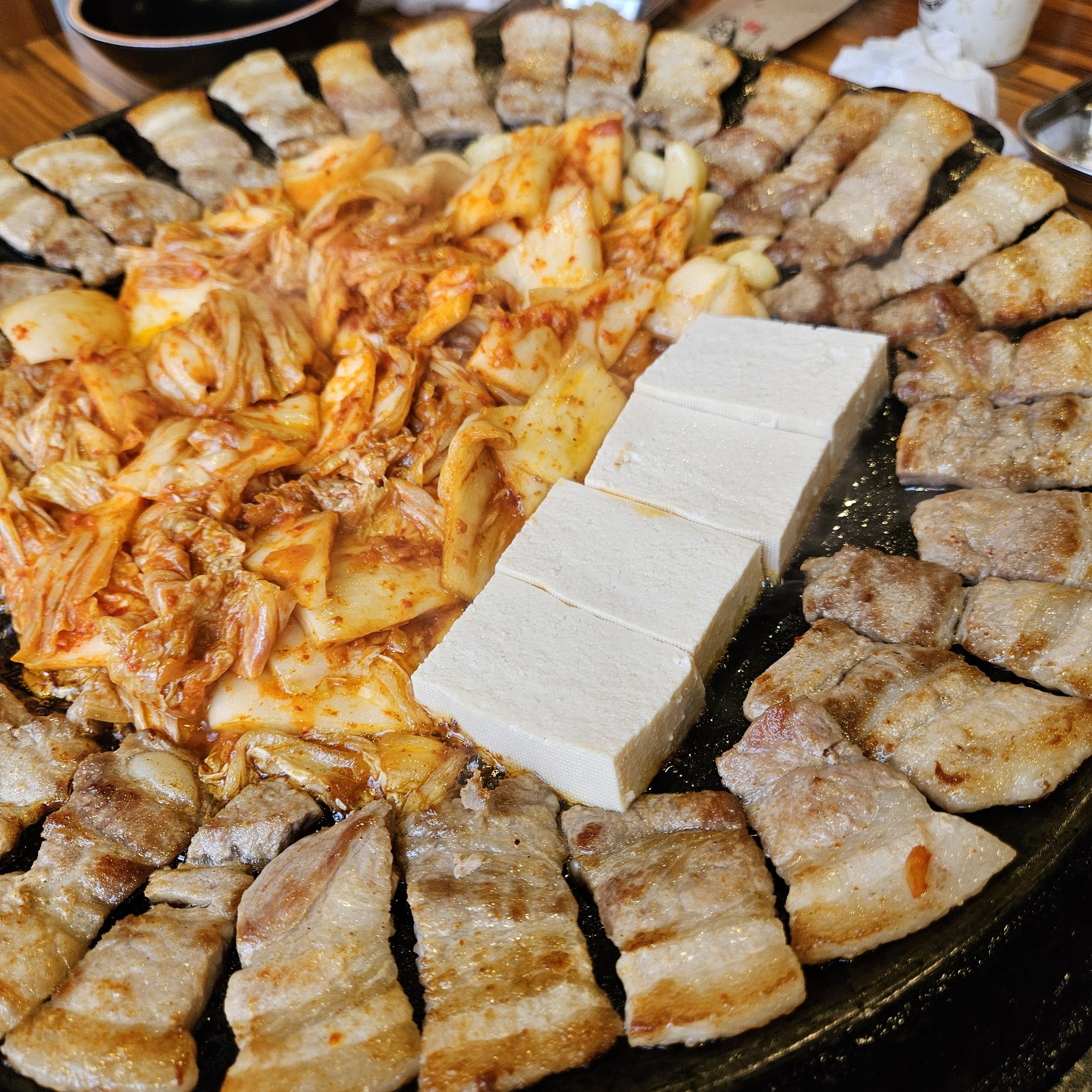 무쇠김치삼겹 신사점